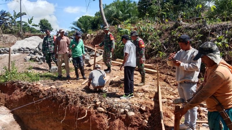 TNI Bantu Perbaikan Jembatan Rusak di Kampung Ramsai