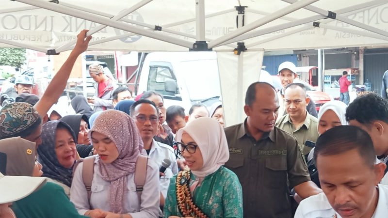 Bupati Waykanan Tinjau Operasi Pasar Murah MinyaKita